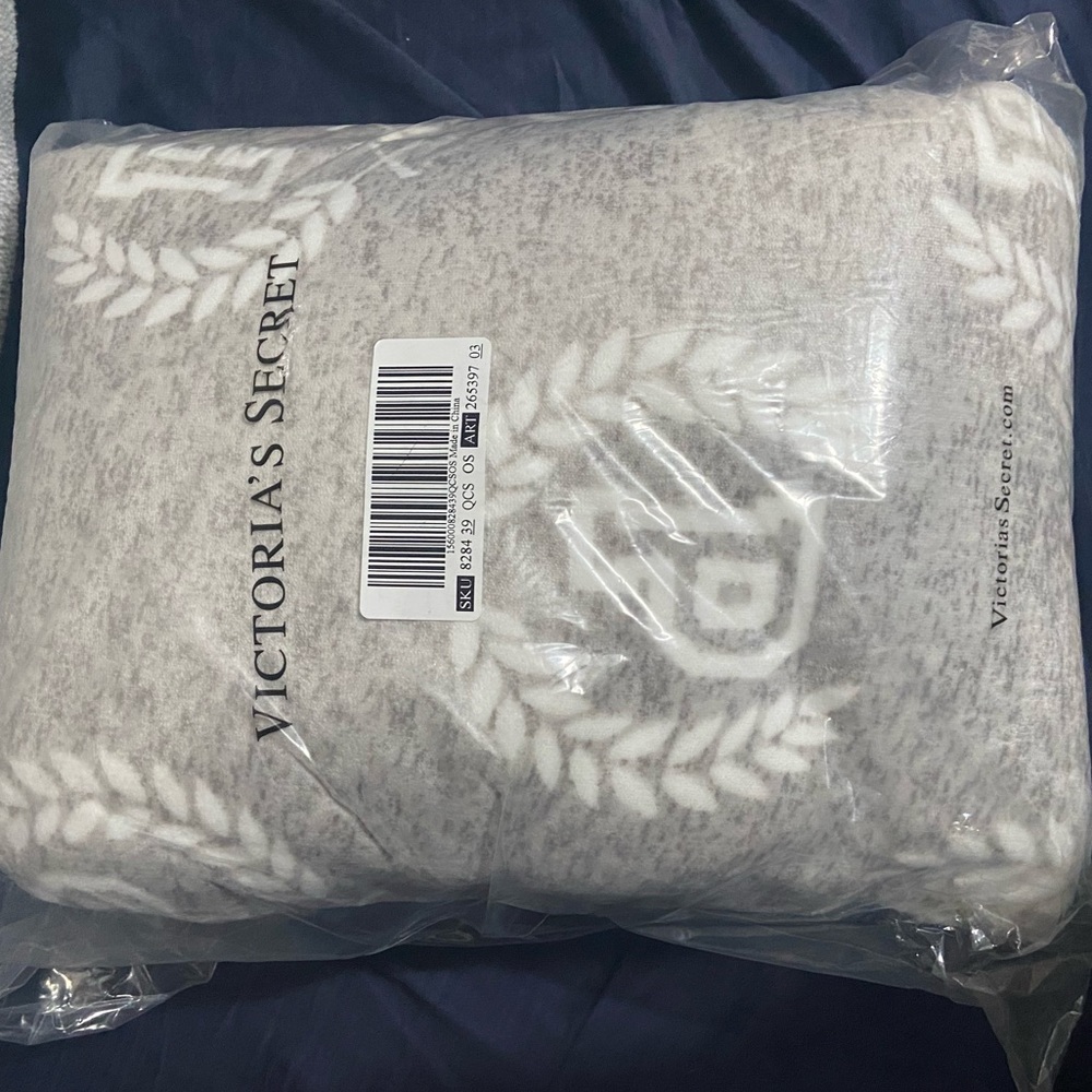 Victoria’s Secret PINK Sherpa Plush Blanket